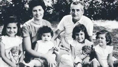 La familia Oesterheld. Elsa, Héctor y sus cuatro hijas: Estela, Diana, Marina y Beatriz en su casa de Beccar.