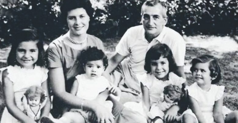 La familia Oesterheld. Elsa, Héctor y sus cuatro hijas: Estela, Diana, Marina y Beatriz en su casa de Beccar.