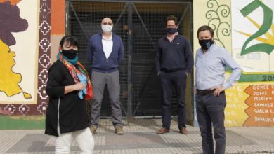 Jaime Méndez y comunidad educativa en la Escuela Secundaria N° 23