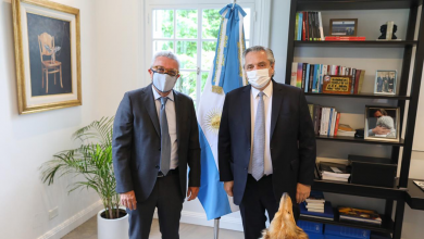 Julio Zamora junto con Alberto Fernández