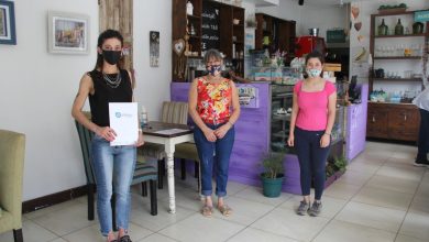 Comerciante y pasante acompañadas por la Oficina de Empleo municipal en local gastronómico