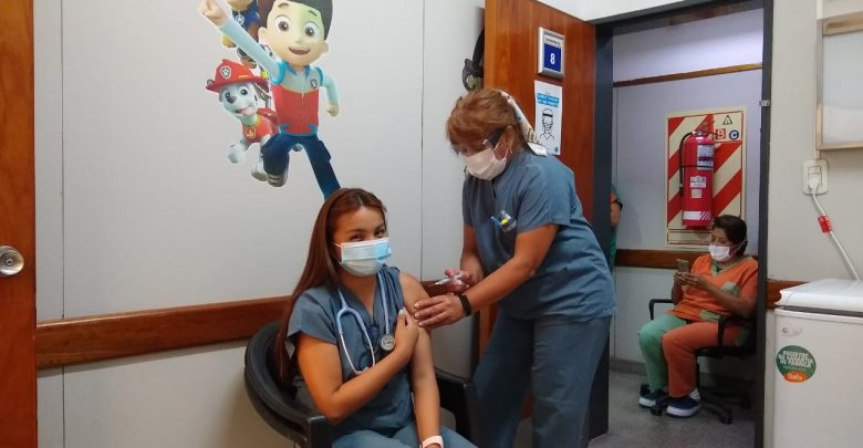 Vacunación a personal de salud