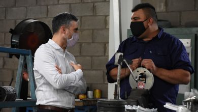 El director ejecutivo de ARBA, Cristian Girard, en una recorrida por una micropyme bonaerense.