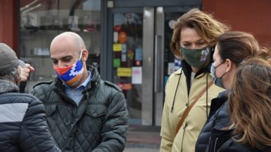 Marcela Campagnoli acompañada de Carolina Podlesker, Carlos Kambourian y vecinos