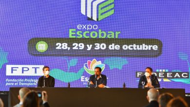 Ariel Sujarchuk junto a los ministros Juan Cabandié y Augusto Costa