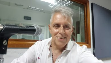 Petruccelli haciendo El Duende, su programa en AM 550 radio Colonia