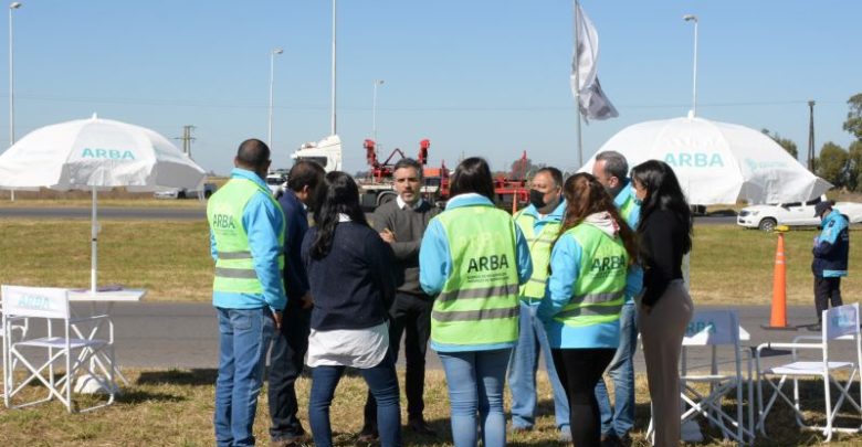 El director ejecutivo de ARBA, Cristian Girard, coordinó las acciones de control que se realizaron en la intersección de la Ruta 5 y la 30, en Chivilcoy