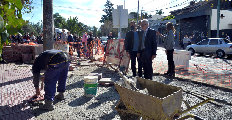 Julio Zamora presenciando la construcción de veredas comerciales en la Avenida Dardo Rocha