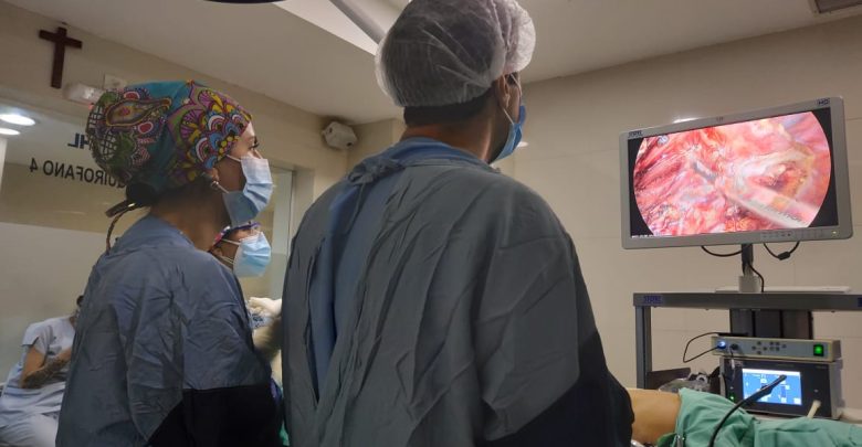 Dr. Ignacio Fuente y Dra. Florencia Ramos realizando esofagectomía
