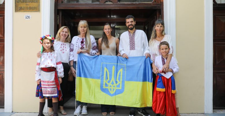 Macarena Posse junto a la Asociación Ucraniana de Villa Adelina