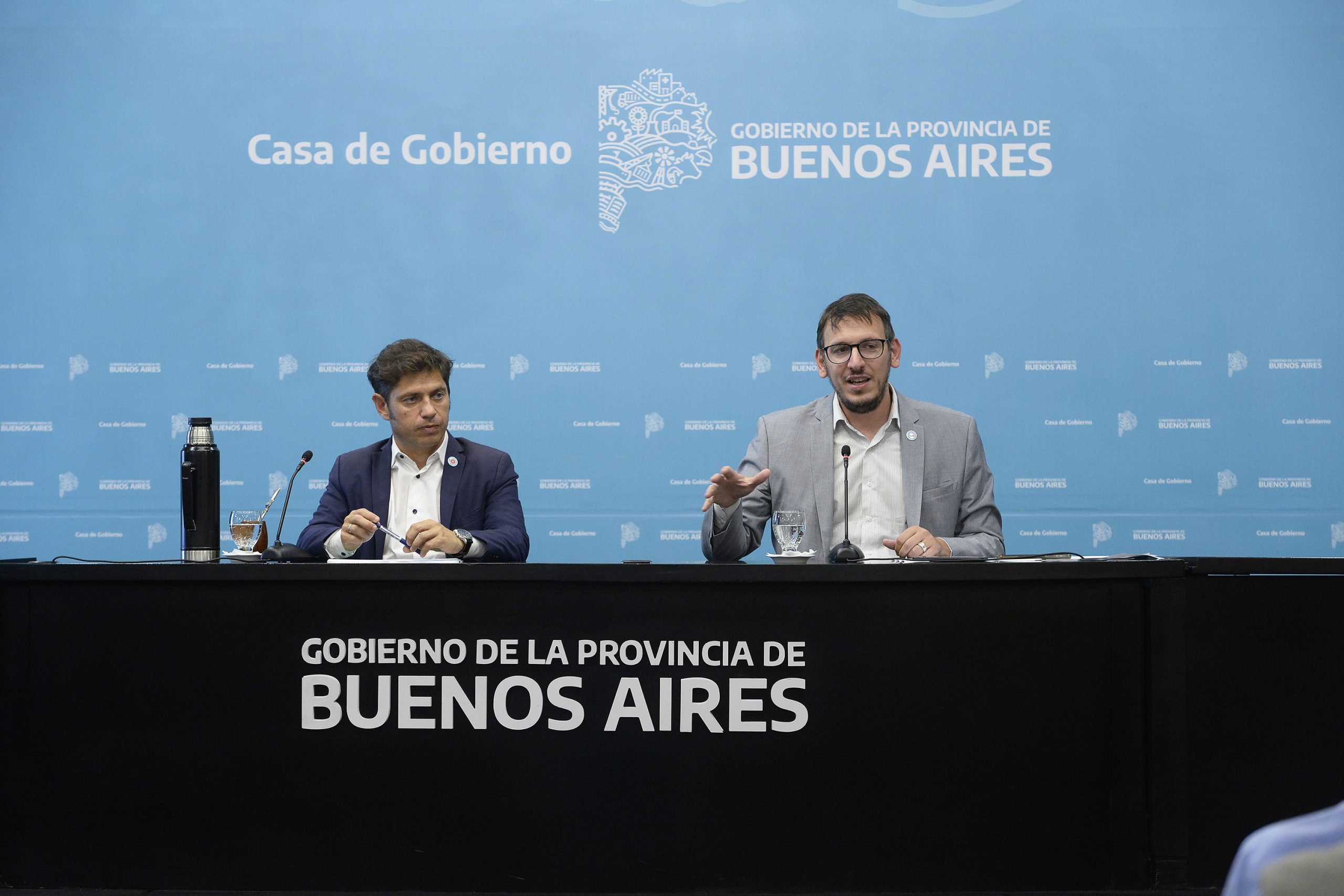 Axel Kicillof y Juan Cuattromo durante el anuncio