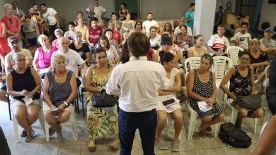 Jaime Méndez en la entrega de alarmas vecinales, barrio Obligado