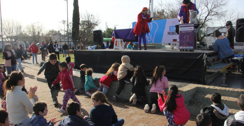 Juegos y shows en las plazas