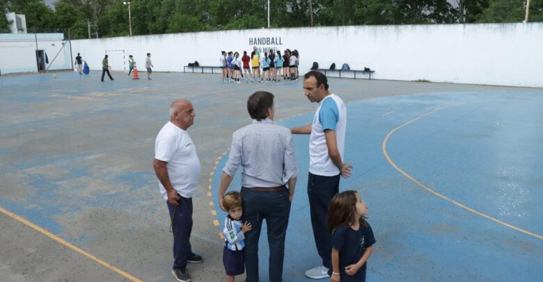 El Intendente visitando al equipo de handball femenino