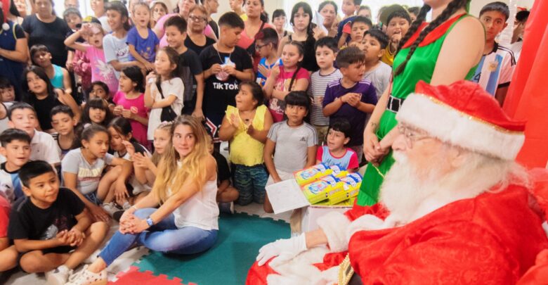Papá Noel visitó los Centros Educativos Municipales de San Fernando