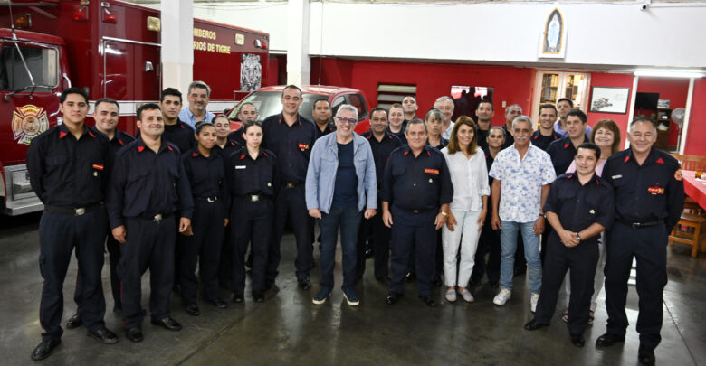 Julio Zamora junto a las y los trabajadores municipales