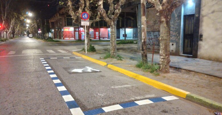 Cajón azul en el centro comercial de San Miguel