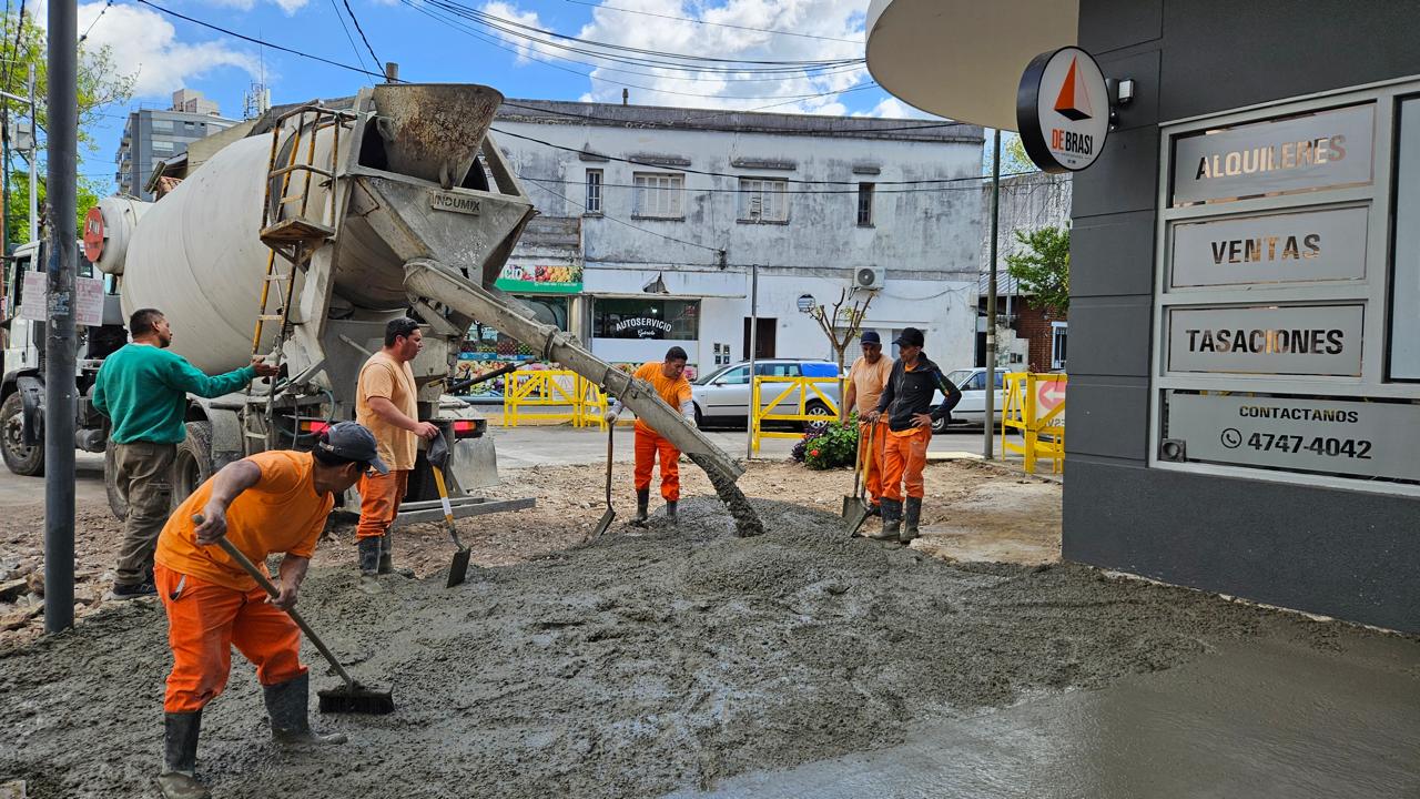 Reparación de veredas en zona comercial de Av. Centenario