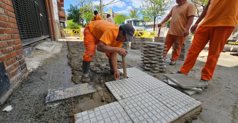 Reparación de veredas en zona comercial de Av. Centenario