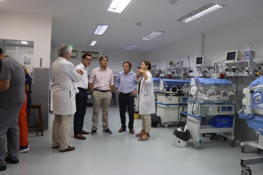 Jaime Méndez junto al equipo de Neonatología