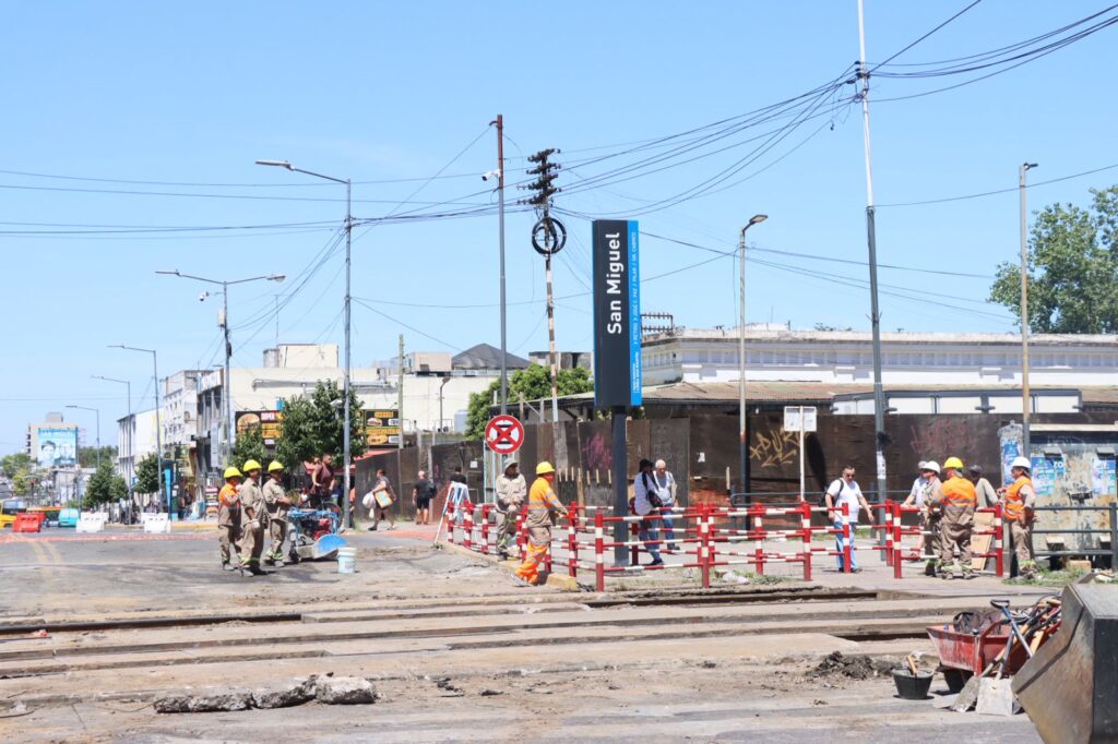 Obra de Trenes Argentinos en Av. Balbín y las vías