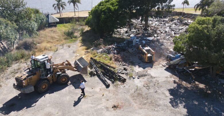 Tareas de limpieza y remoción de escombros en el predio de la costa, ubicado en Sebastian Elcano y Alvear