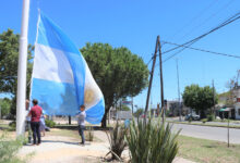 San Miguel colocó un nuevo mástil con bandera argentina en el límite con Moreno