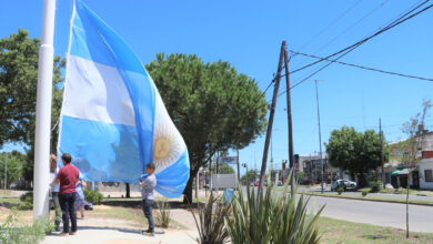 San Miguel colocó un nuevo mástil con bandera argentina en el límite con Moreno