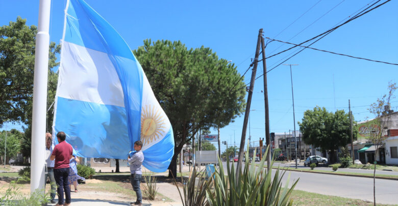 San Miguel colocó un nuevo mástil con bandera argentina en el límite con Moreno