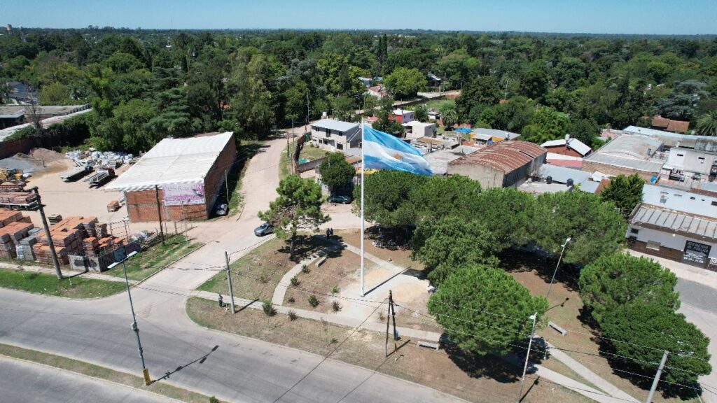 Vista aérea del nuevo mástil con bandera argentina en Ruta 23 y Martín García