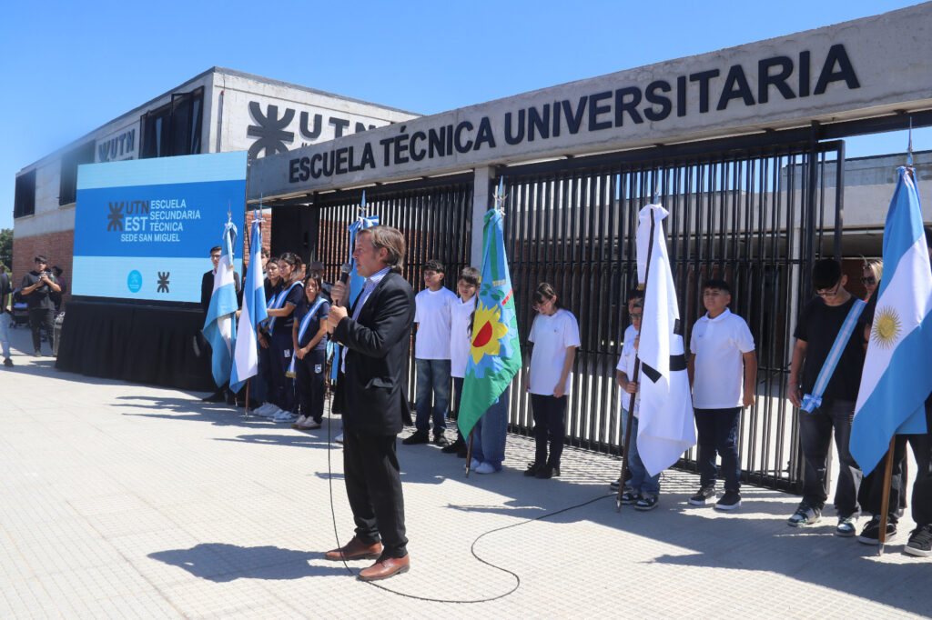 Jaime Méndez en el inicio de clases de la nueva escuela técnica