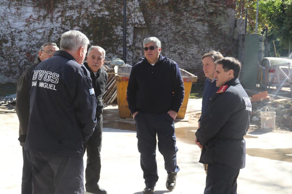 Jaime Méndez junto a bomberos en el nuevo cuartel