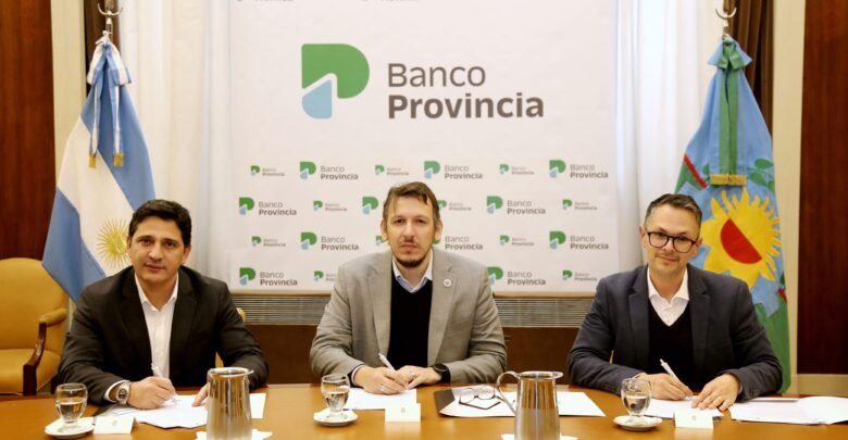 Ministro de Transporte, Martín Marinucci; titular del Banco Provincia, Juan Cuattromo; y el presidente de Provincia NET, Juan Ignacio Balasini.