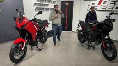 Matias Michaylyszyn de Grupo Simpa y Julián Garófalo de 999 Motos presentando al nueva Moto Morini X-CAPE 700
