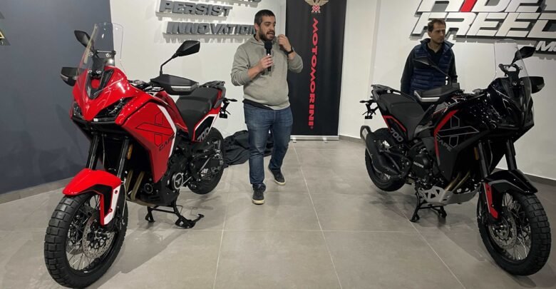 Matias Michaylyszyn de Grupo Simpa y Julián Garófalo de 999 Motos presentando al nueva Moto Morini X-CAPE 700