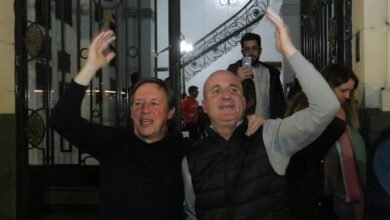 Jaime Méndez y Héctor Calvente en la puerta del municipio