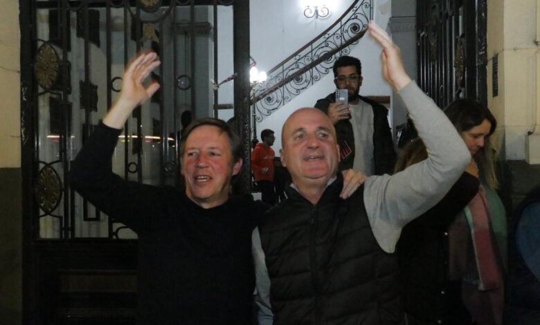 Jaime Méndez y Héctor Calvente en la puerta del municipio
