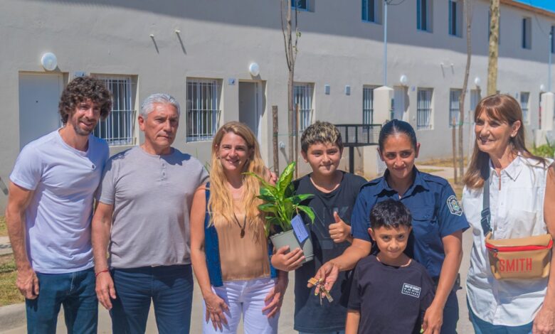 Juan Andreotti durante la entrega de viviendas