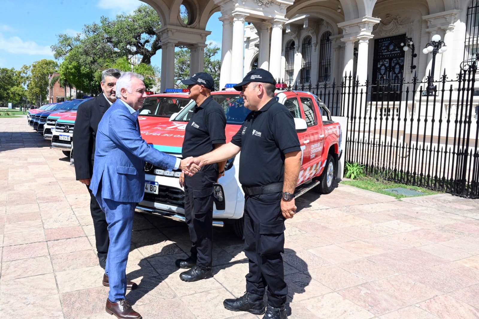 Julio Zamora durante la entrega de 25 móviles para el COT
