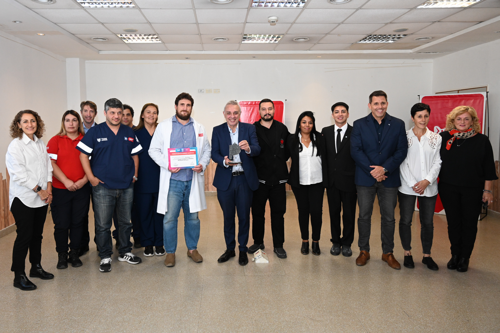 Julio Zamora con parte del equipo sanitario del Municipio