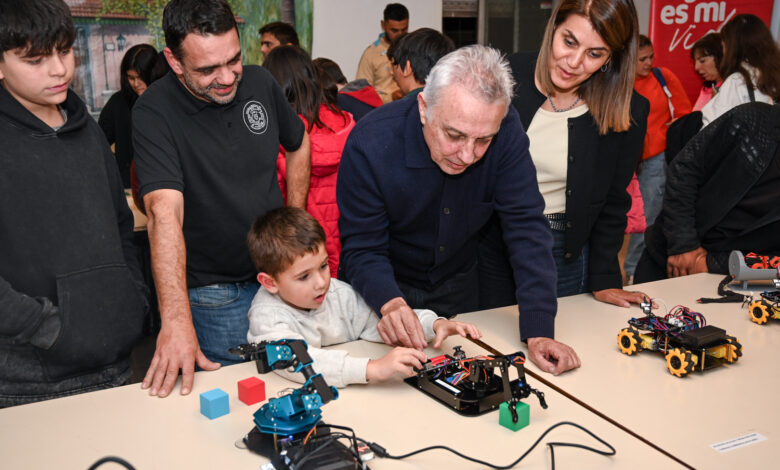 Julio Zamora acompañó la apertura de una nueva sede de la Escuela Municipal de Tecnología y Robótica