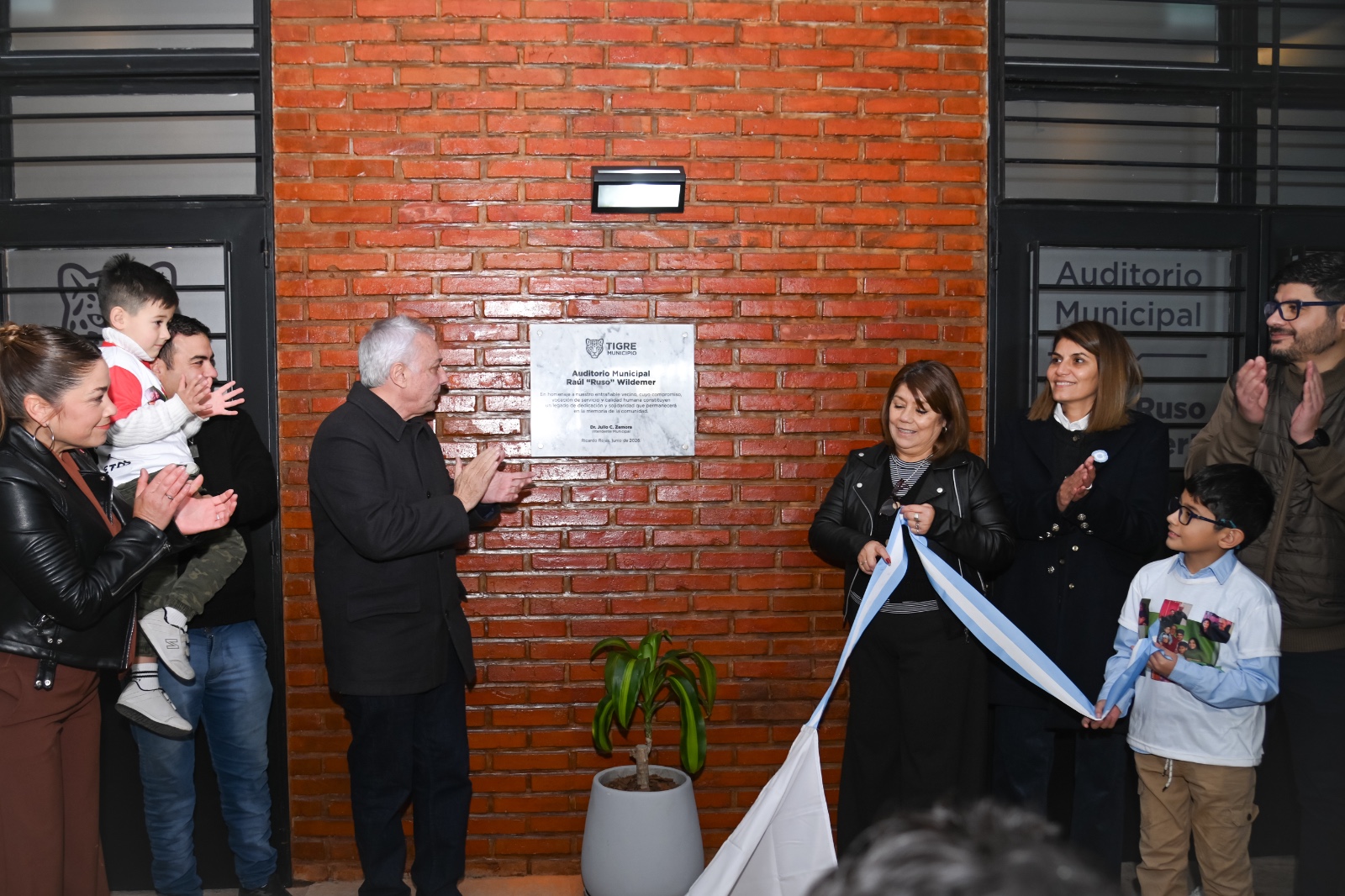 Julio Zamora en la inauguración