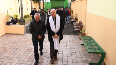 Julio Zamora y Monseñor Guillermo Caride en el Refugio "Mama Antula"