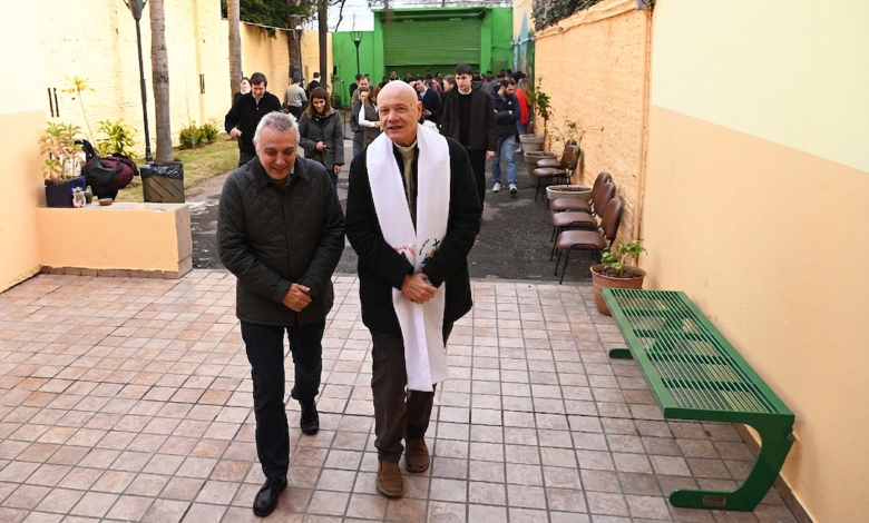 Julio Zamora y Monseñor Guillermo Caride en el Refugio "Mama Antula"