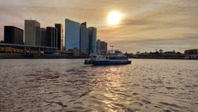 Navegación en el Riachuelo en catamarán
