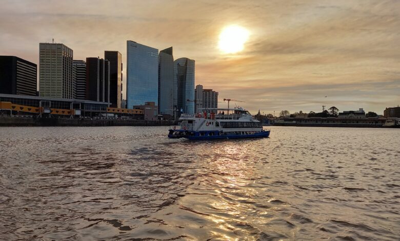 Navegación en el Riachuelo en catamarán