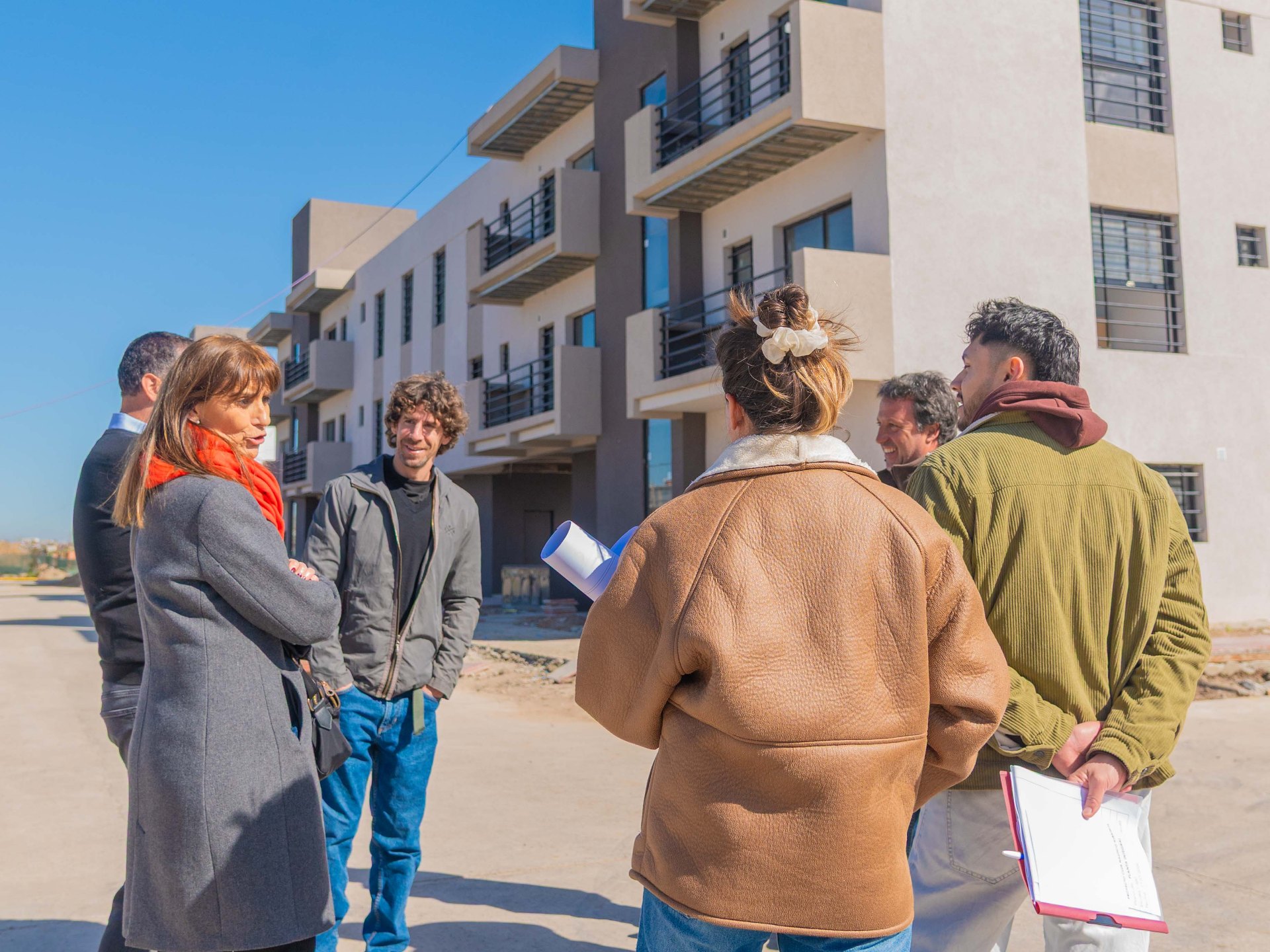 El intendente visitando el complejo de viviendas en Miguel Cané