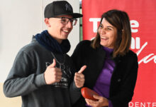Gisela Zamora durante la visita a una escuela