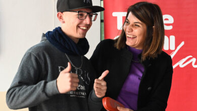 Gisela Zamora durante la visita a una escuela