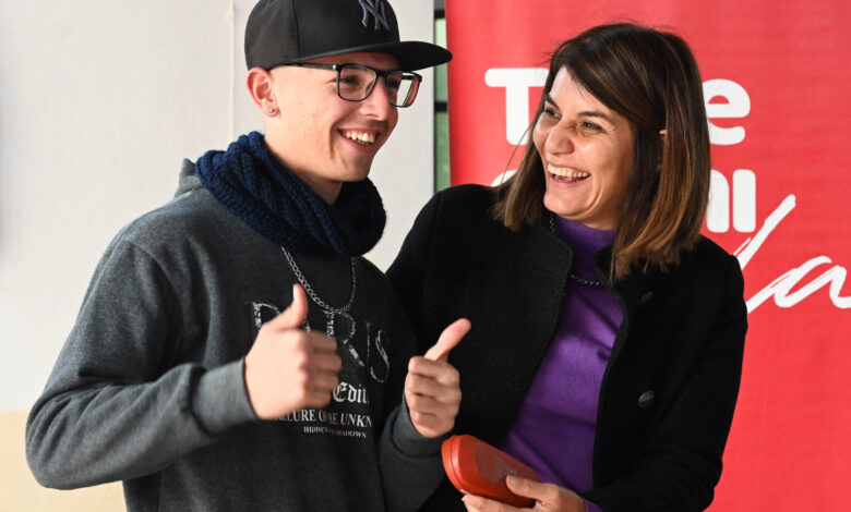 Gisela Zamora durante la visita a una escuela